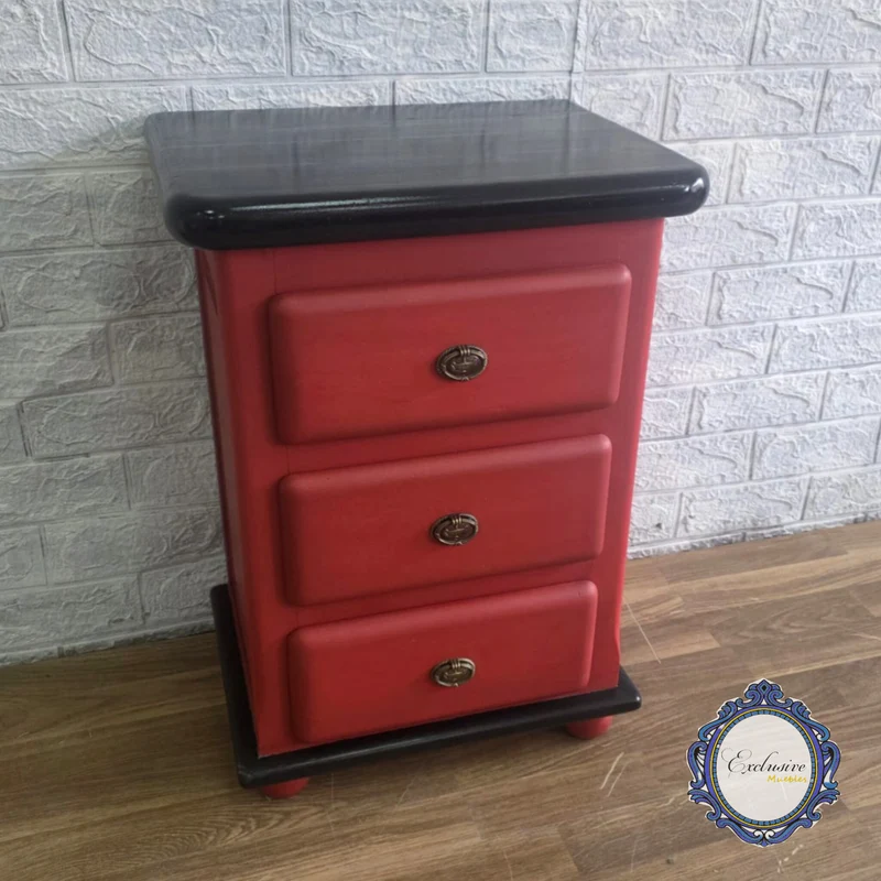 Mesita Renovada en rojo con pátina negra y encimera en negro brillante