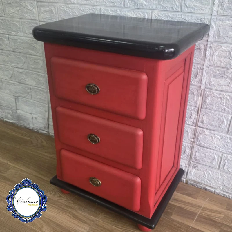 Mesita Renovada en rojo con pátina negra y encimera en negro brillante
