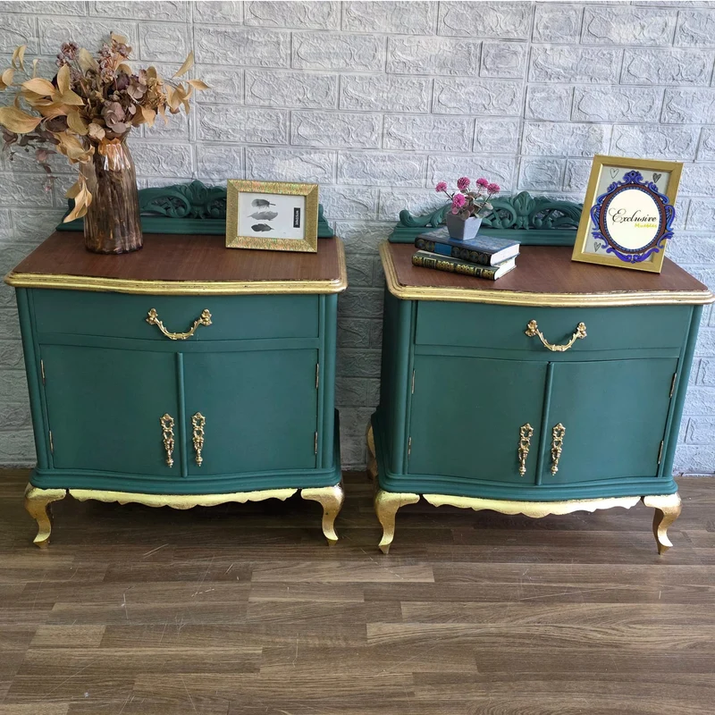 Pareja de Mesitas de Noche Restauradas | Verde con detalles en pan de oro