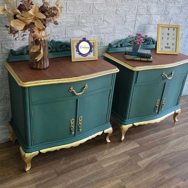 Pareja de Mesitas de Noche Restauradas | Verde con detalles en pan de oro