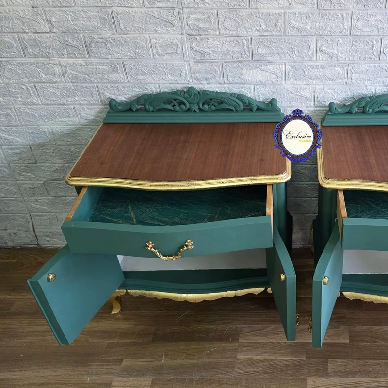 Pareja de Mesitas de Noche Restauradas | Verde con detalles en pan de oro