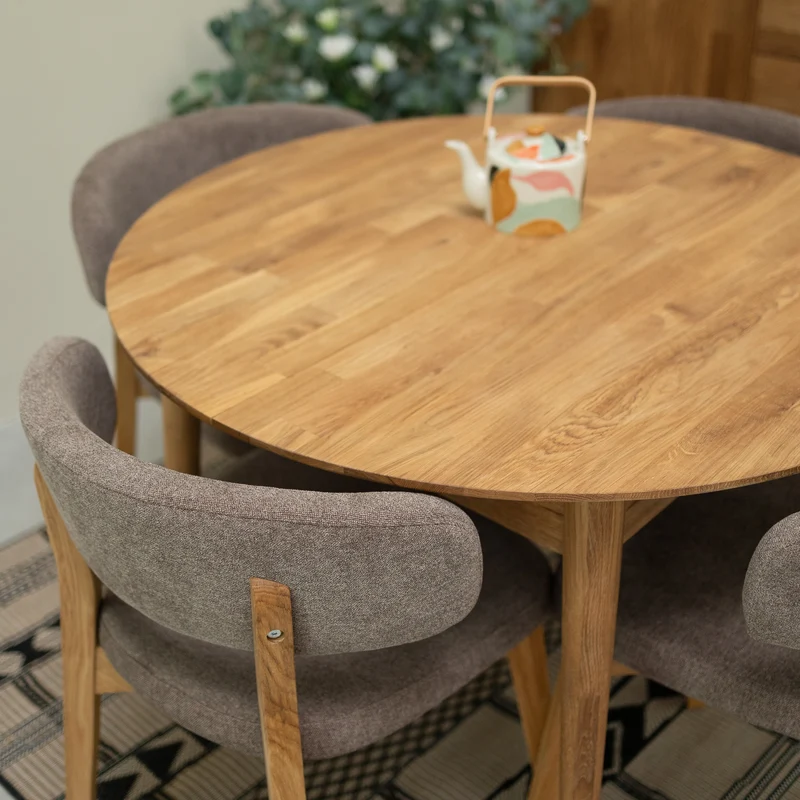 Escandi 6 round extendable dining table in solid oak | NordicStory