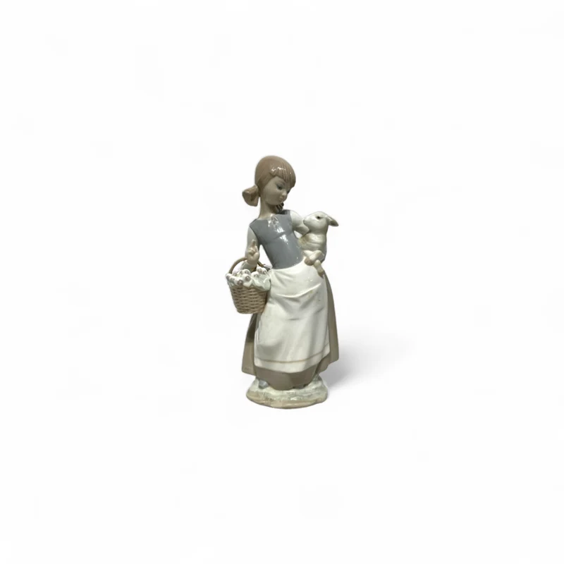 Figura de porcelana Lladró 'Niña con cordero y cesta'