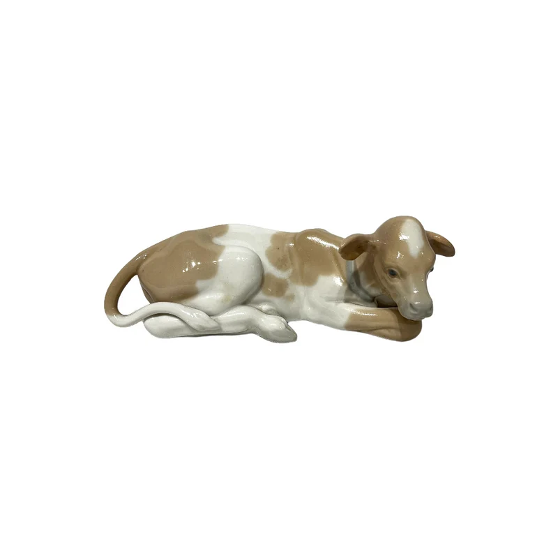 Figura vaca porcelana acabado brillante Lladró 'Ternero en reposo'