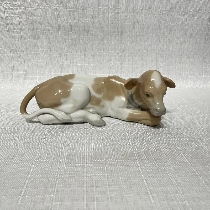 Figura vaca porcelana acabado brillante Lladró 'Ternero en reposo'