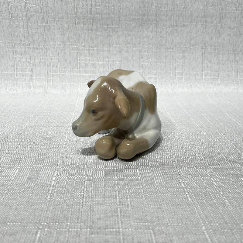 Figura vaca porcelana acabado brillante Lladró 'Ternero en reposo'