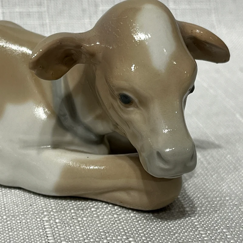 Figura vaca porcelana acabado brillante Lladró 'Ternero en reposo'