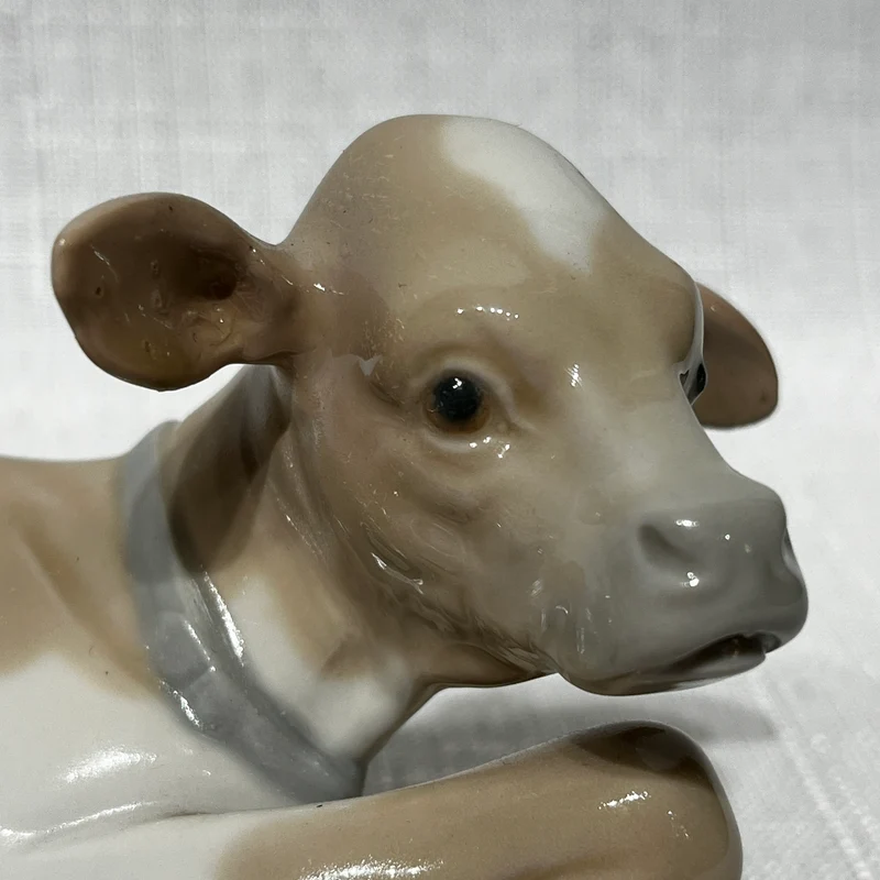 Figura vaca porcelana acabado brillante Lladró 'Ternero en reposo'