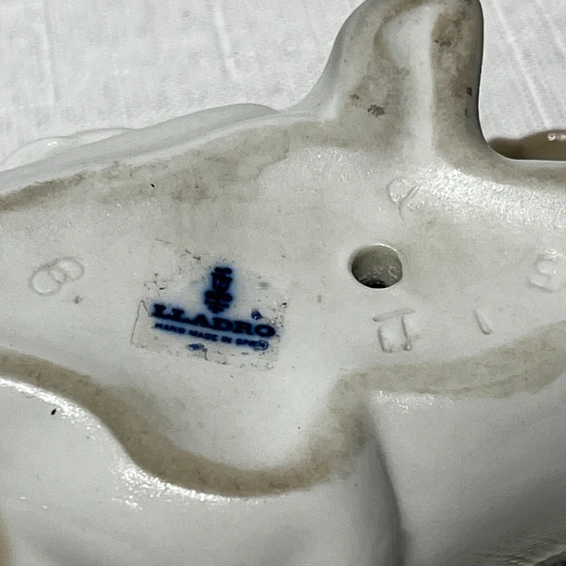 Figura vaca porcelana acabado brillante Lladró 'Ternero en reposo'