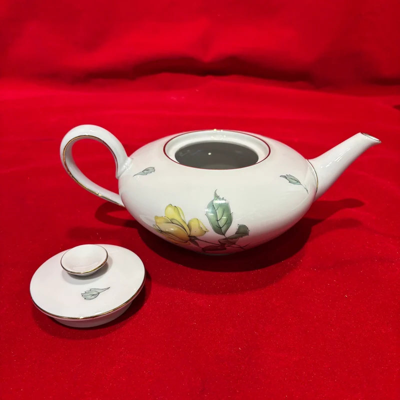 Juego de porcelana para 10 personas con borde dorado Krister Germany KPM ´Flores amarillas`