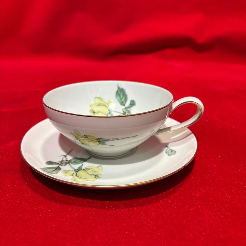 Juego de porcelana para 10 personas con borde dorado Krister Germany KPM ´Flores amarillas`