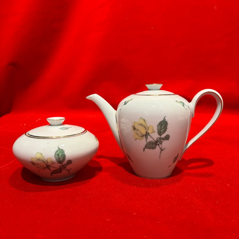 Juego de porcelana para 10 personas con borde dorado Krister Germany KPM ´Flores amarillas`