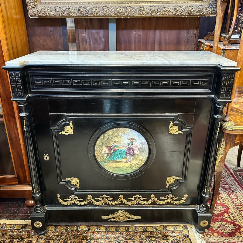 Mueble Bahut estilo Napoleón III con placa de porcelana pintada y bronces dorados