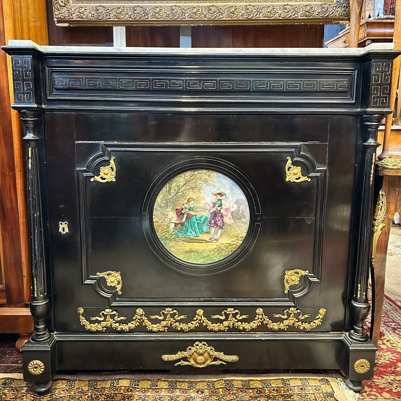 Mueble Bahut estilo Napoleón III con placa de porcelana pintada y bronces dorados