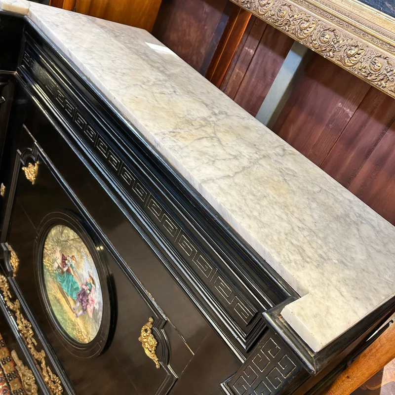 Mueble Bahut estilo Napoleón III con placa de porcelana pintada y bronces dorados