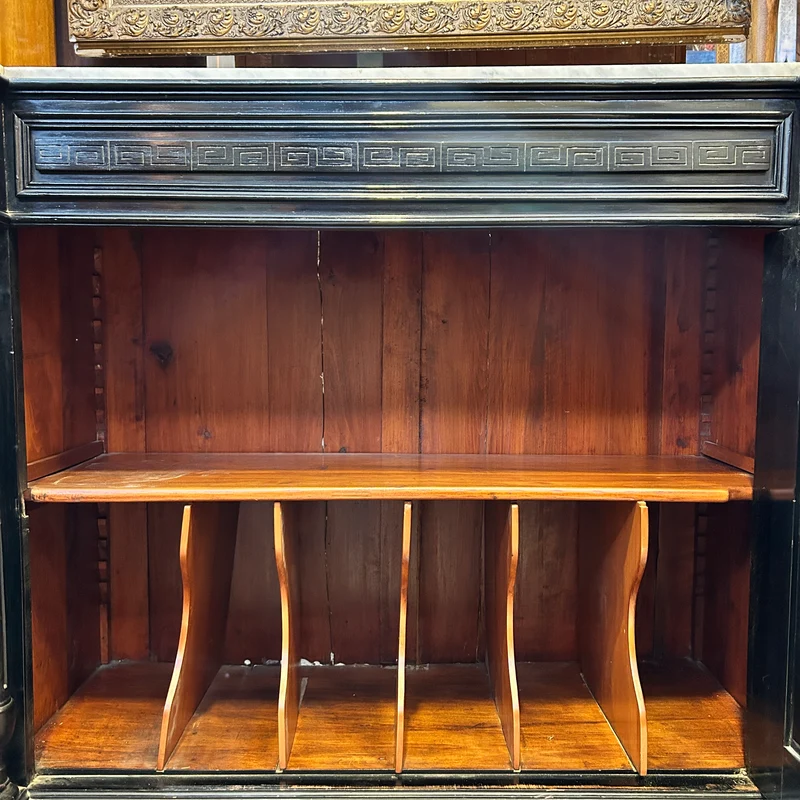 Mueble Bahut estilo Napoleón III con placa de porcelana pintada y bronces dorados