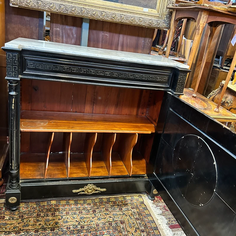 Mueble Bahut estilo Napoleón III con placa de porcelana pintada y bronces dorados