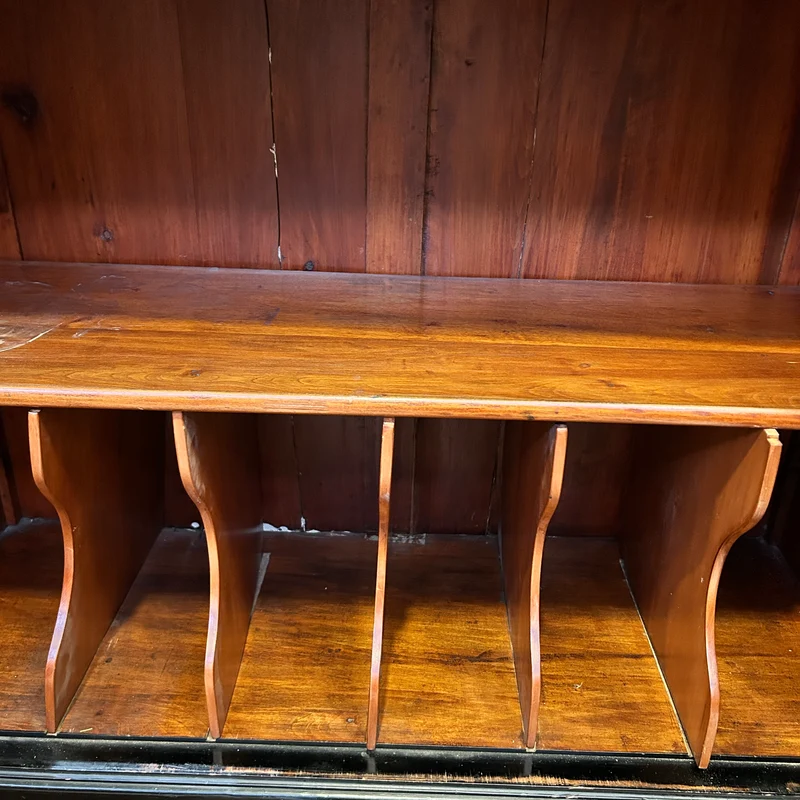 Mueble Bahut estilo Napoleón III con placa de porcelana pintada y bronces dorados