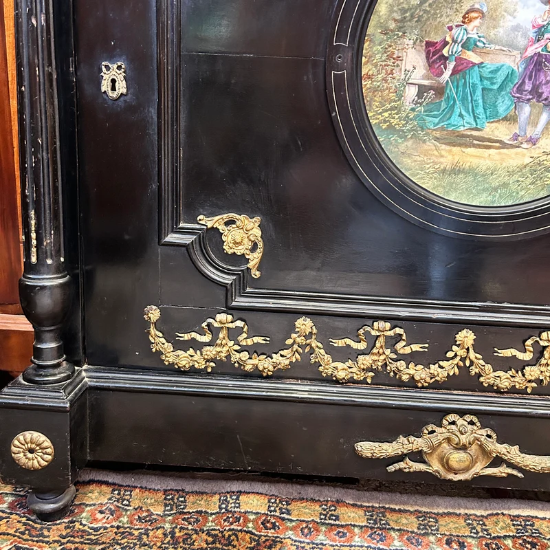 Mueble Bahut estilo Napoleón III con placa de porcelana pintada y bronces dorados