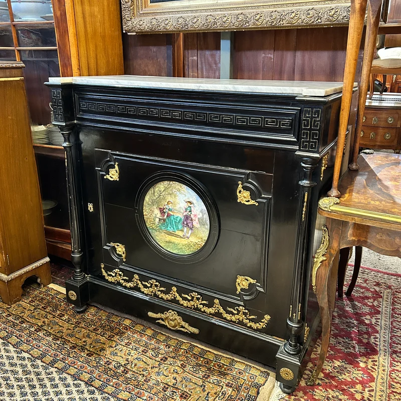 Mueble Bahut estilo Napoleón III con placa de porcelana pintada y bronces dorados