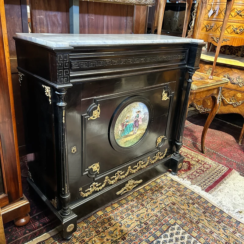Mueble Bahut estilo Napoleón III con placa de porcelana pintada y bronces dorados