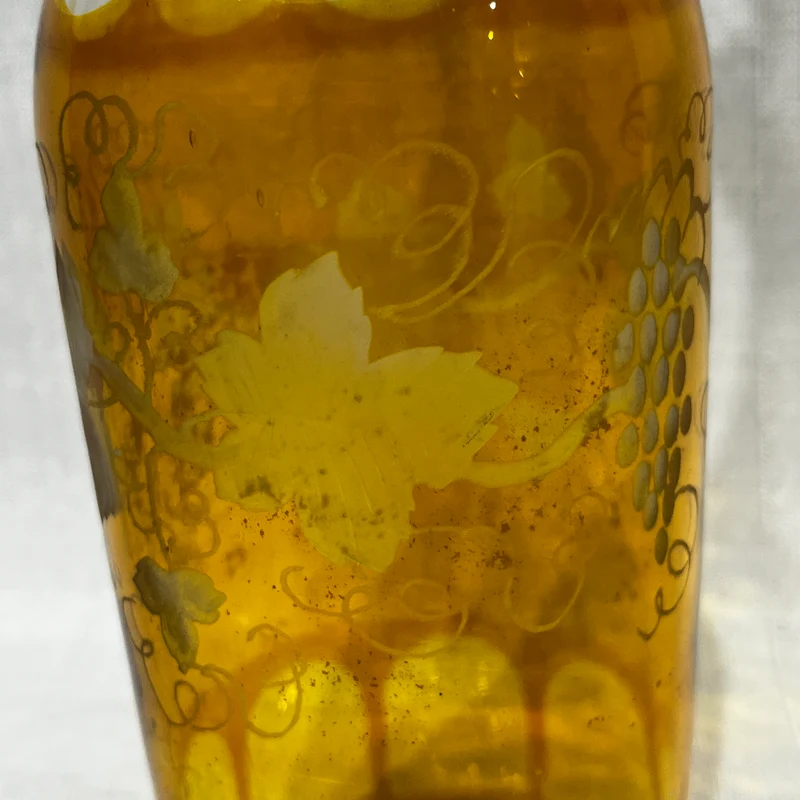 Botella francesa de vidrio tallado en ácido diseño de vid y racimos de uva