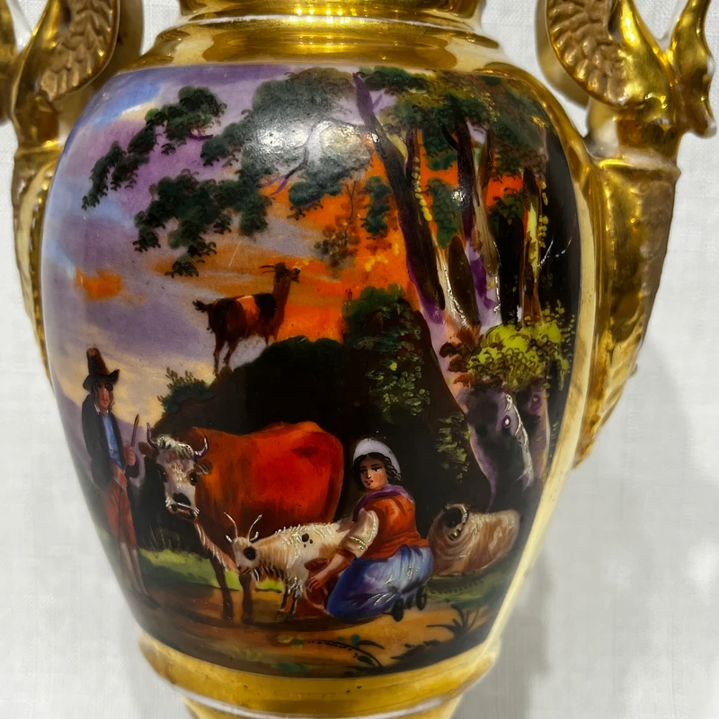 Ánfora francesa decorativa de porcelana pintada a mano con escenas pastorales