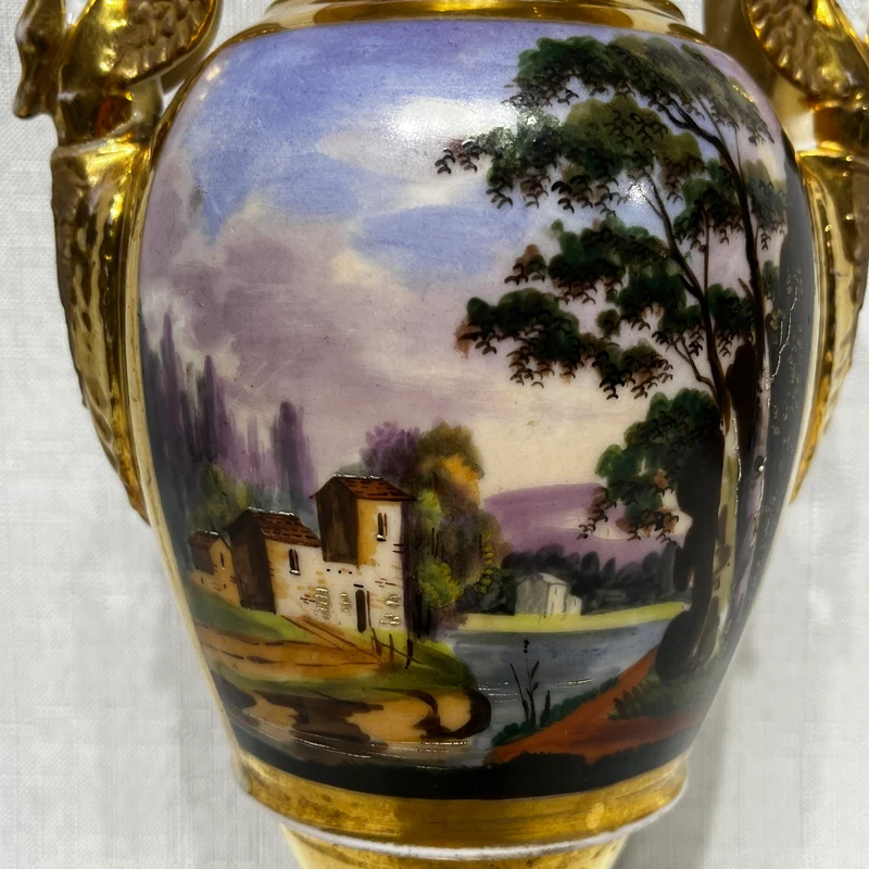 Ánfora francesa decorativa de porcelana pintada a mano con escenas pastorales