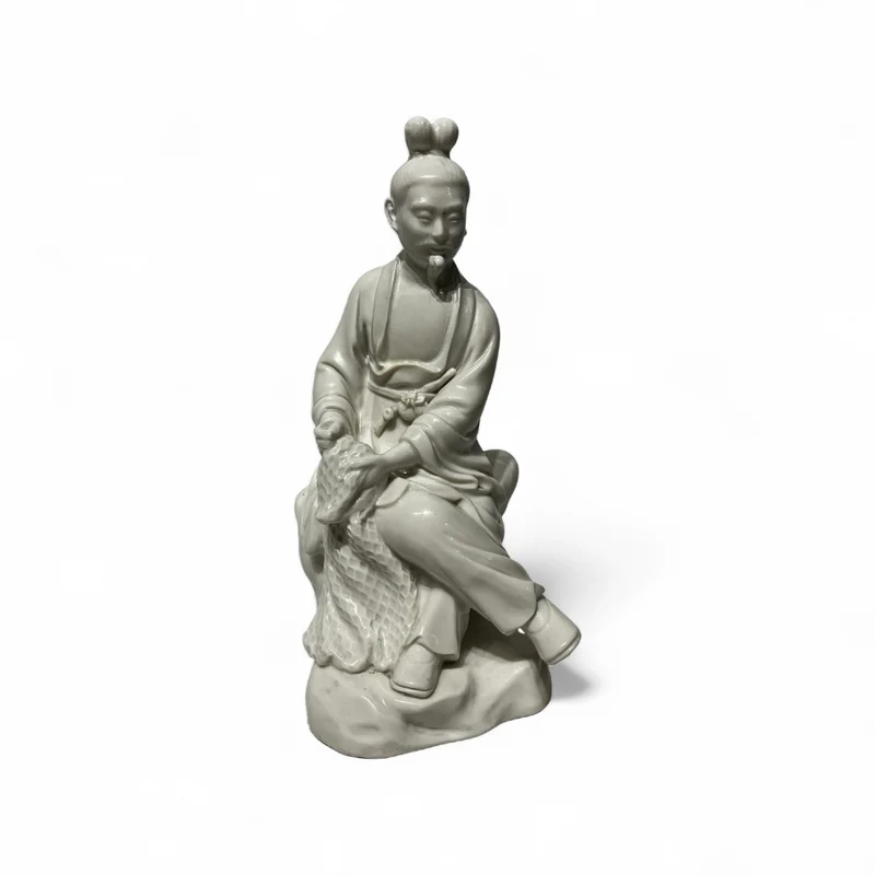 Figura de porcelana blanc de chine 'Inmortal taoísta sentado sobre roca'