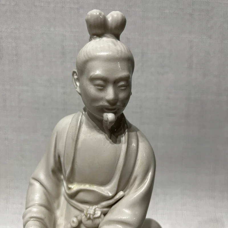 Figura de porcelana blanc de chine 'Inmortal taoísta sentado sobre roca'