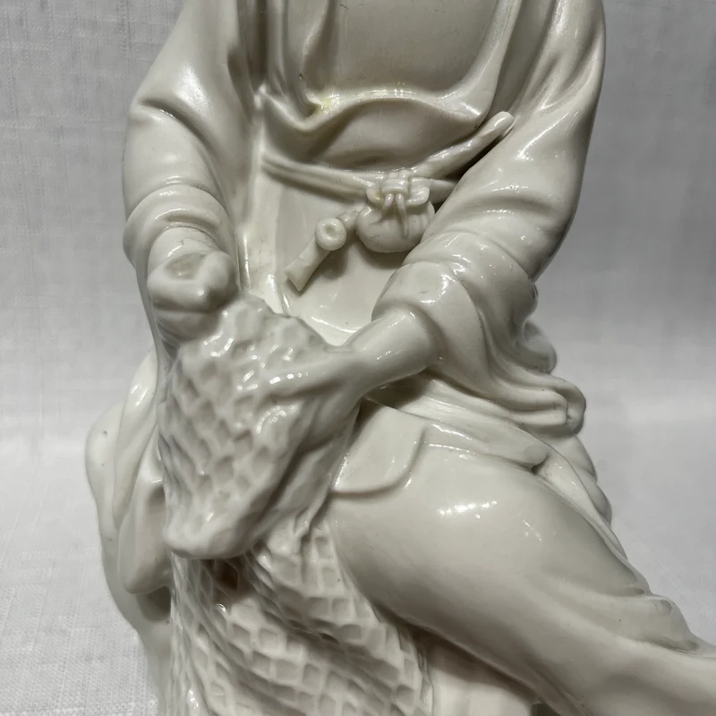 Figura de porcelana blanc de chine 'Inmortal taoísta sentado sobre roca'
