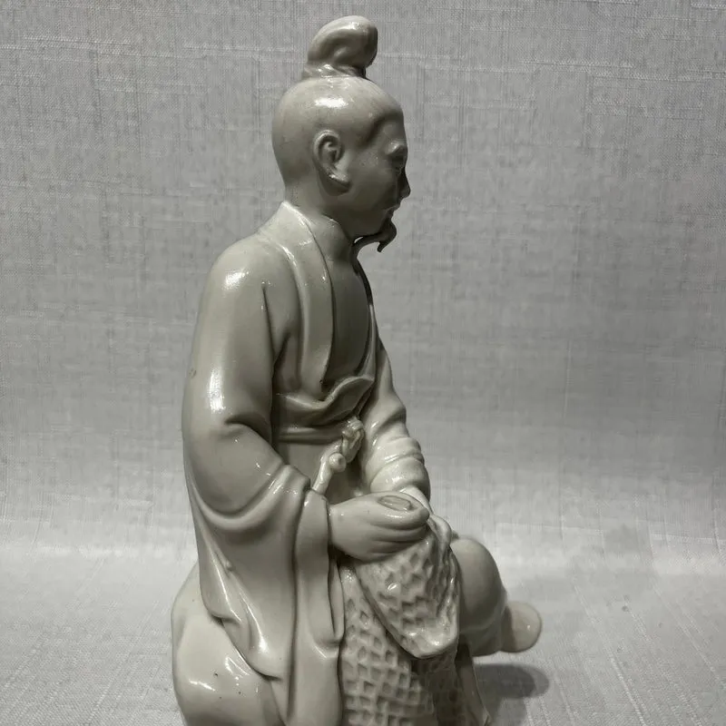 Figura de porcelana blanc de chine 'Inmortal taoísta sentado sobre roca'