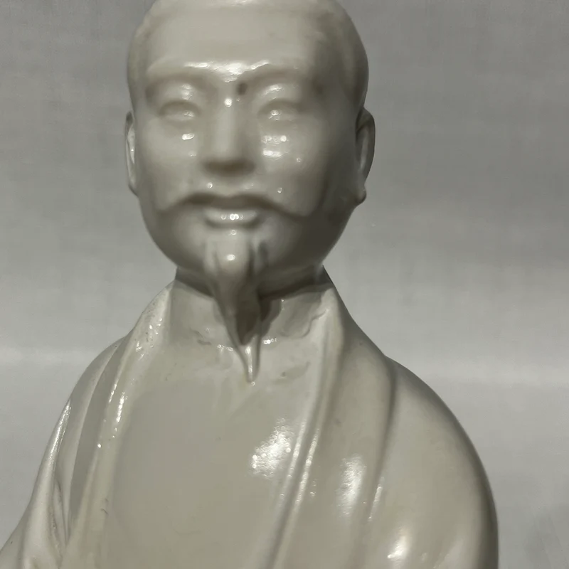 Figura de porcelana blanc de chine 'Inmortal taoísta sentado sobre roca'