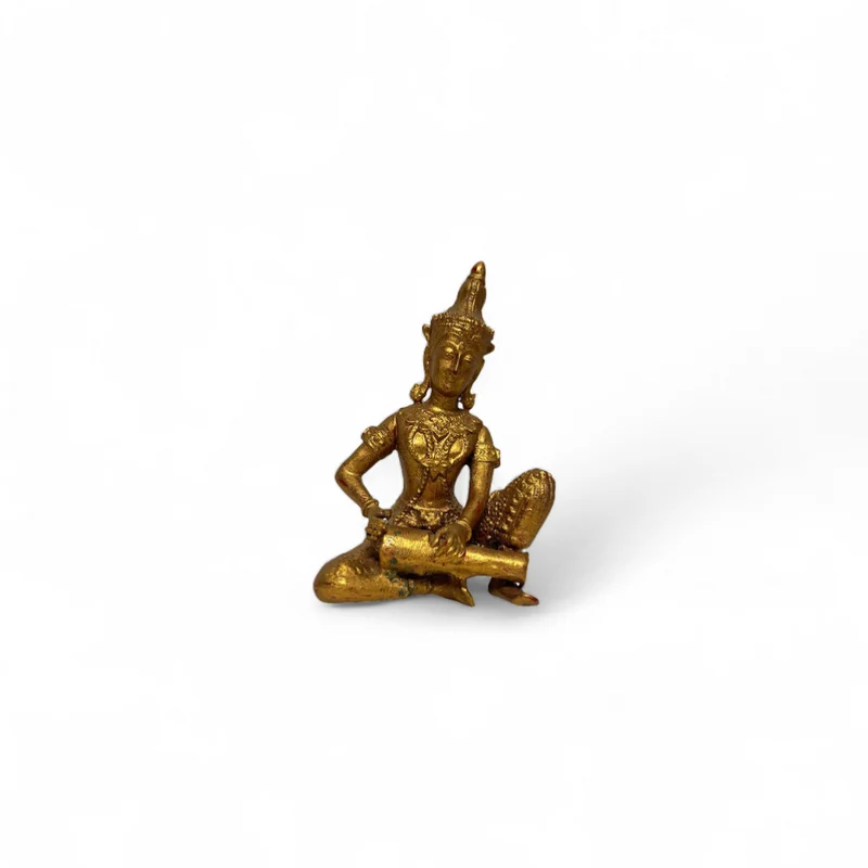 Figura tailandesa musico tocando tambor metal dorado