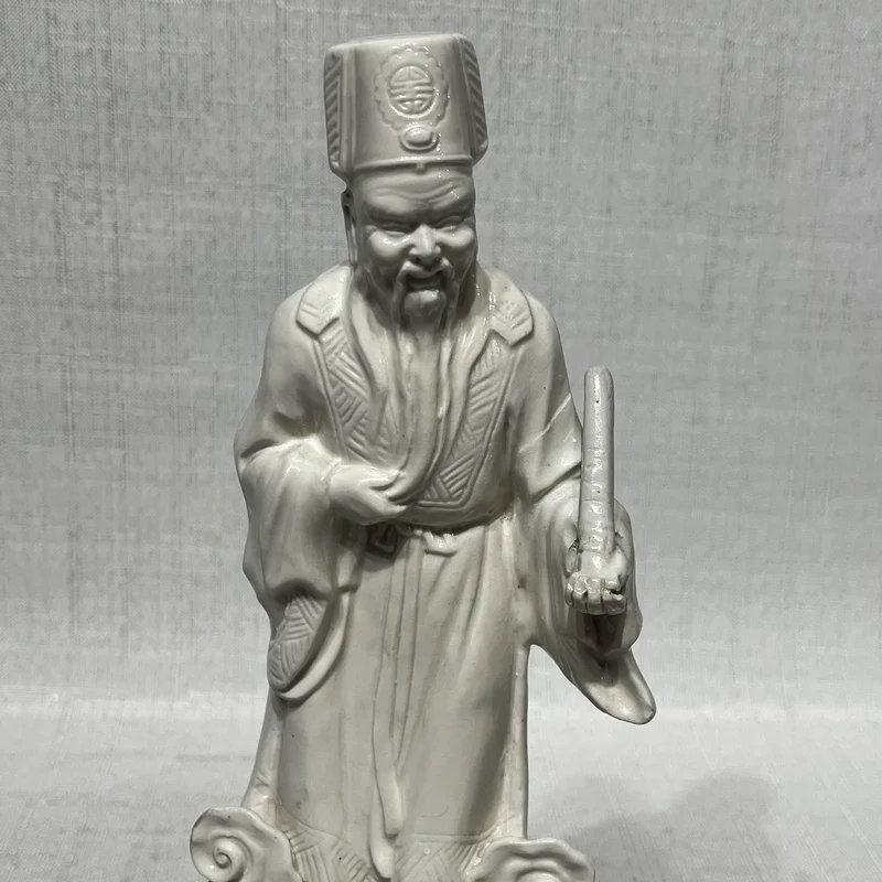 Figura de porcelana blanc de chine- Sabio inmortal taoísta sobre base de nubes