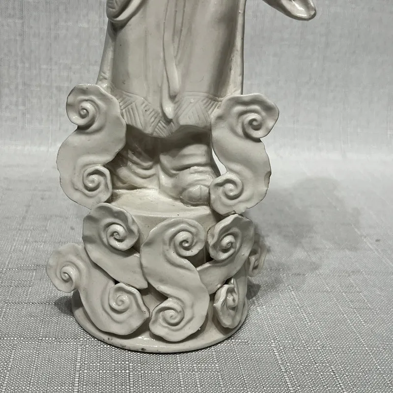 Figura de porcelana blanc de chine- Sabio inmortal taoísta sobre base de nubes