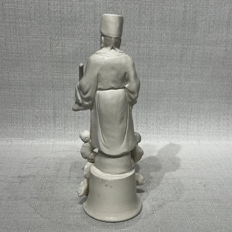 Figura de porcelana blanc de chine- Sabio inmortal taoísta sobre base de nubes