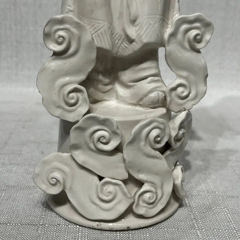 Figura de porcelana blanc de chine- Sabio inmortal taoísta sobre base de nubes