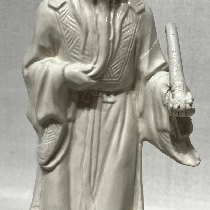 Figura de porcelana blanc de chine- Sabio inmortal taoísta sobre base de nubes