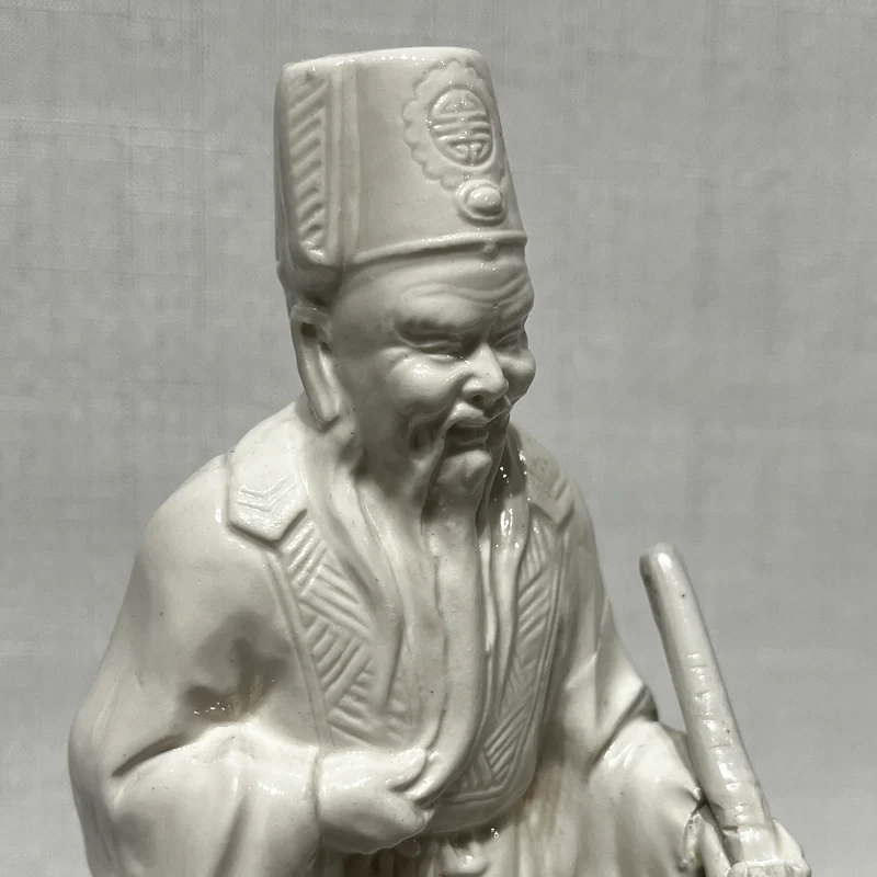 Figura de porcelana blanc de chine- Sabio inmortal taoísta sobre base de nubes