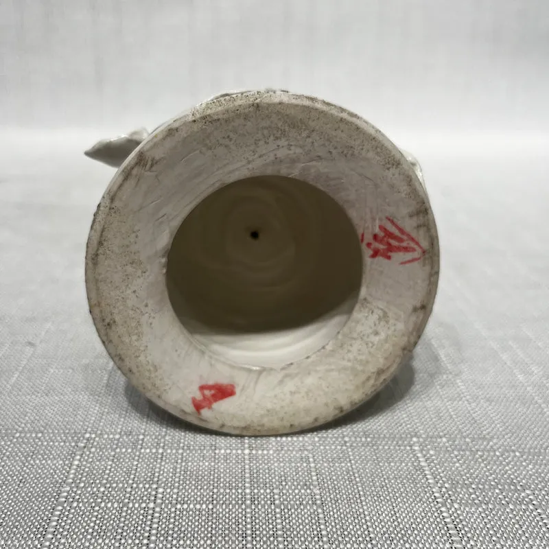 Figura de porcelana blanc de chine- Sabio inmortal taoísta sobre base de nubes