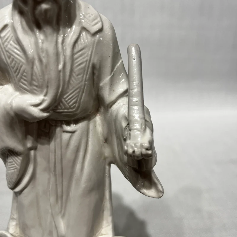 Figura de porcelana blanc de chine- Sabio inmortal taoísta sobre base de nubes
