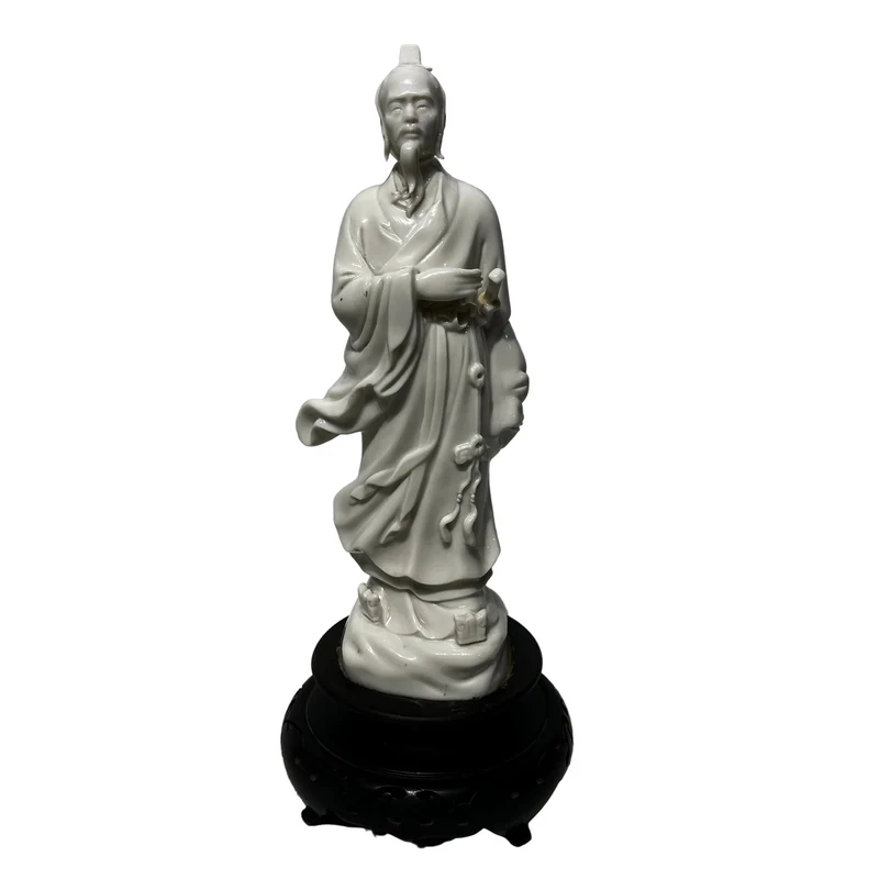 Figura de porcelana blanc de chine 'Inmortal taoísta de pie con peana'