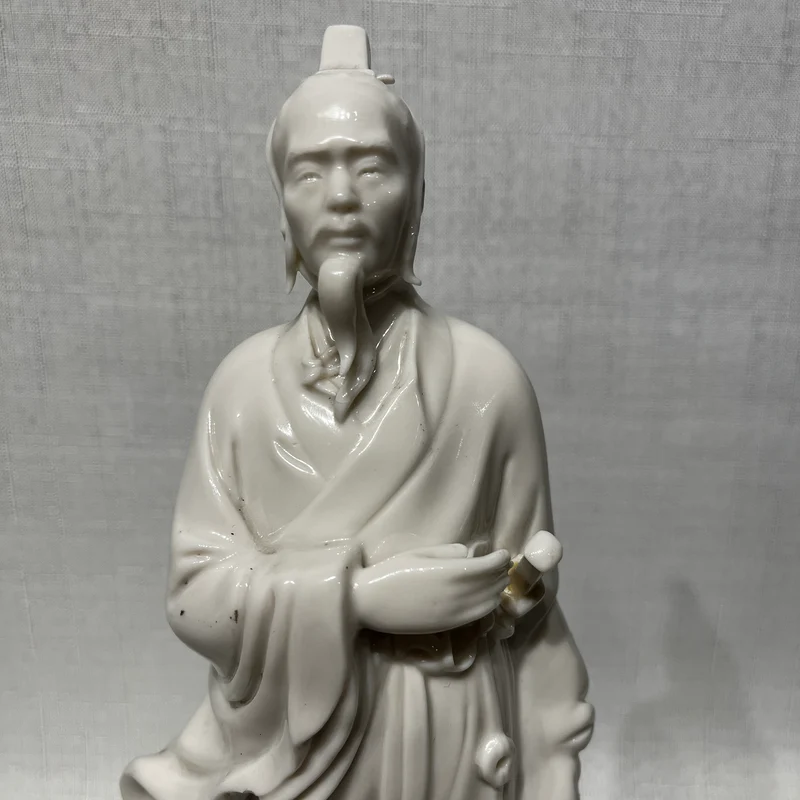 Figura de porcelana blanc de chine 'Inmortal taoísta de pie con peana'