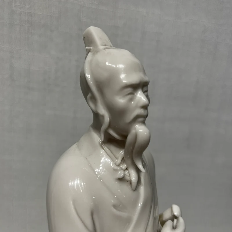 Figura de porcelana blanc de chine 'Inmortal taoísta de pie con peana'