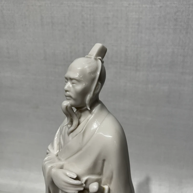 Figura de porcelana blanc de chine 'Inmortal taoísta de pie con peana'