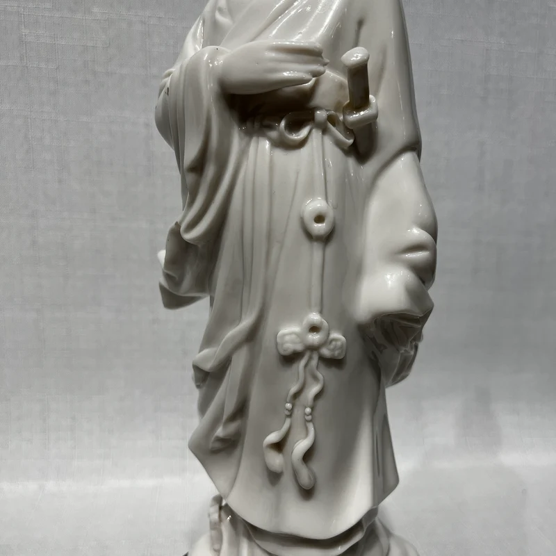 Figura de porcelana blanc de chine 'Inmortal taoísta de pie con peana'