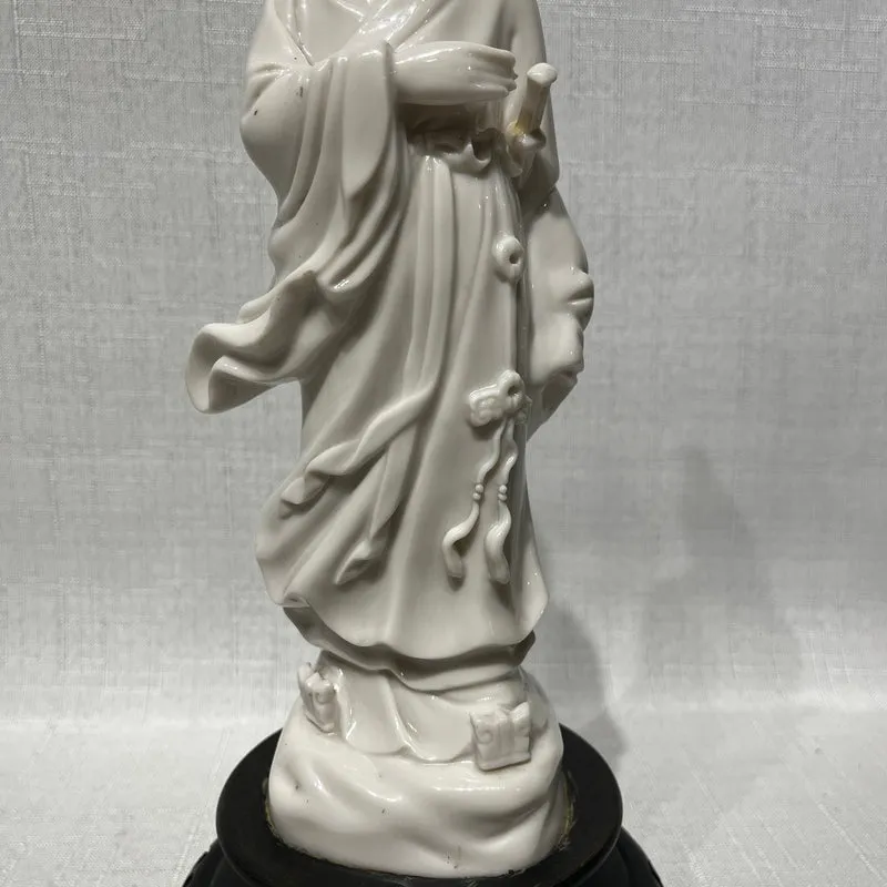 Figura de porcelana blanc de chine 'Inmortal taoísta de pie con peana'