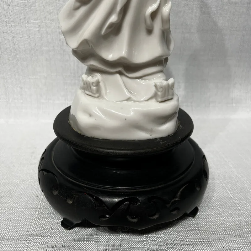 Figura de porcelana blanc de chine 'Inmortal taoísta de pie con peana'