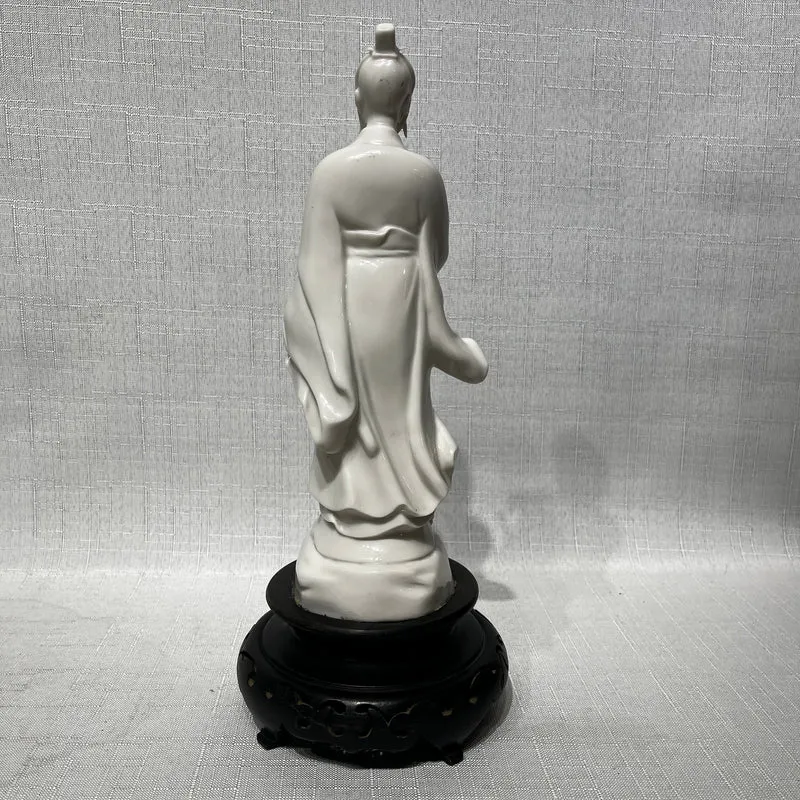 Figura de porcelana blanc de chine 'Inmortal taoísta de pie con peana'